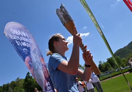 Čez dvesto kamniških otrok in športnikov s ponosom sprejelo in poneslo slovensko baklo (32)